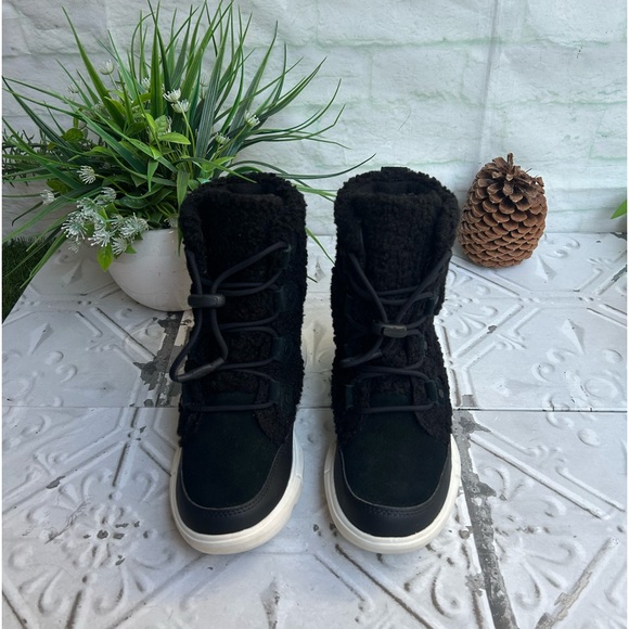 Sorel Explorer Faux Shearling
Waterproof Boot size 7 like new - Picture 4 of 16